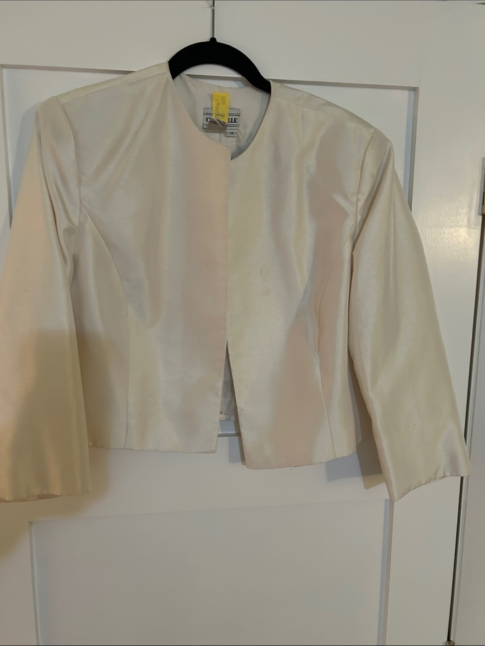 Elegant Cream Women's Cropped Jacket - Classic Style